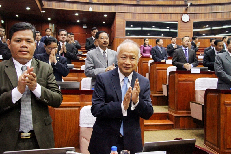 奉党主席拉那列以“普通议员”身份出席国会会议。