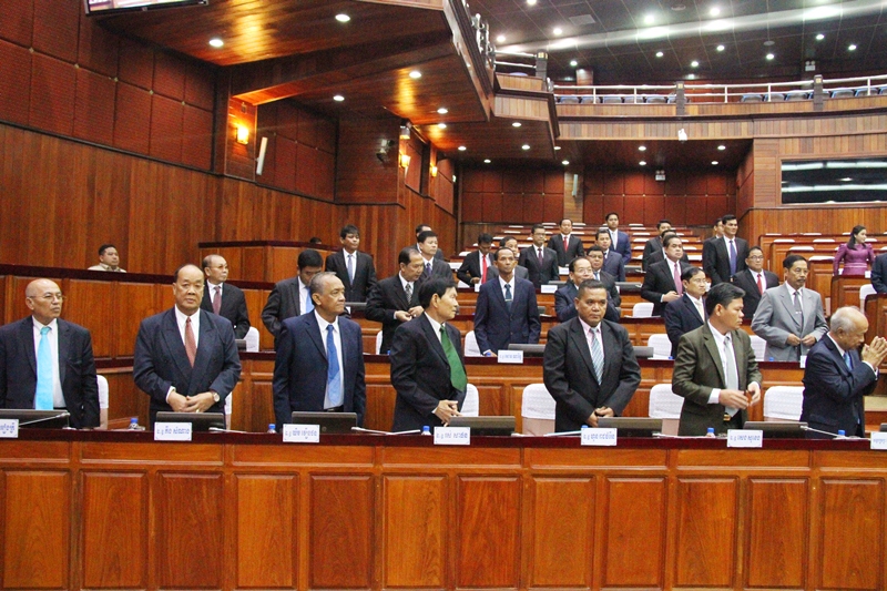 国会召开全体议员会议，宣布44名新议员身份。