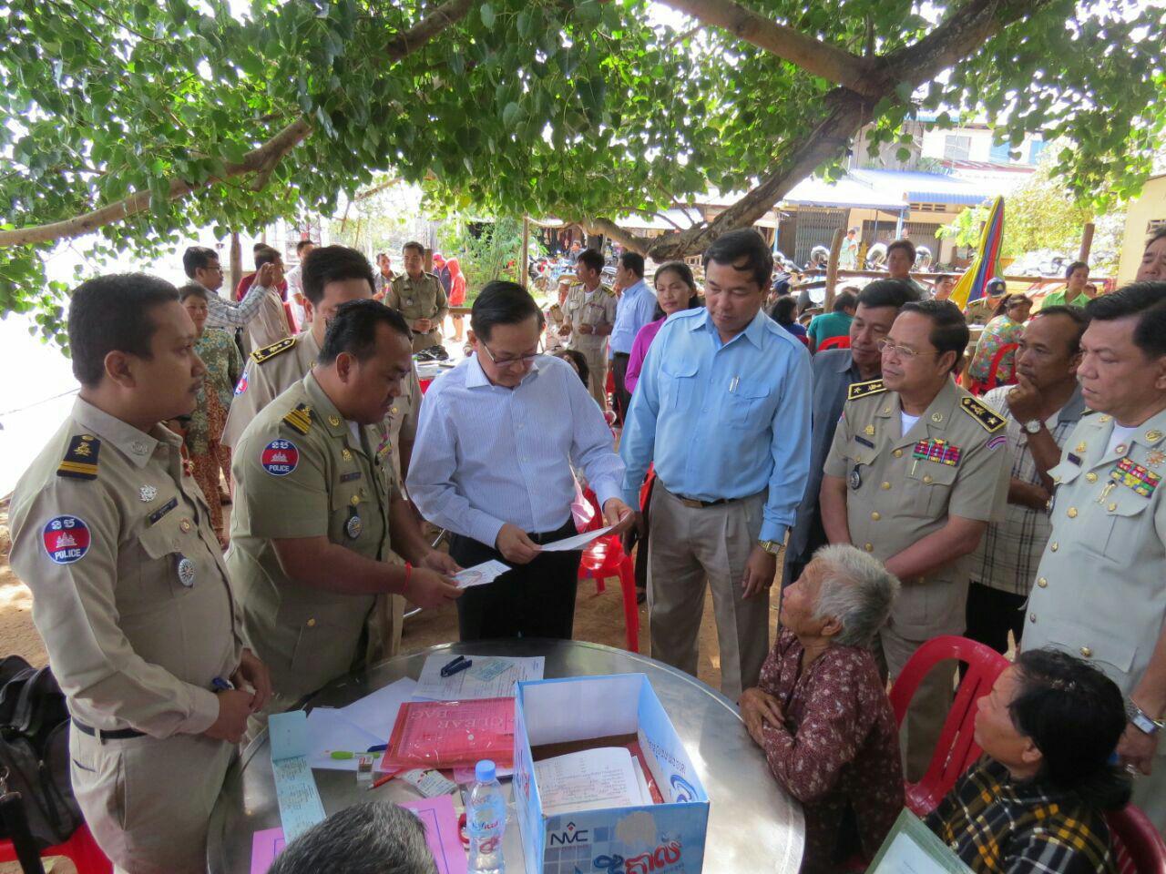 高帕蓝（右一）被警方扣留送往警局问话。