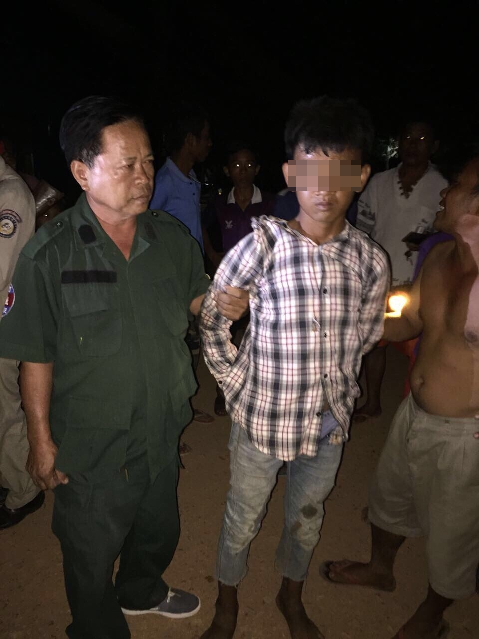 涉案少男被警方逮捕。