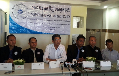 柬埔寨养殖协会向媒体介绍关于邻近国家非法流入生猪，导致柬养猪业陷入困境的问题。