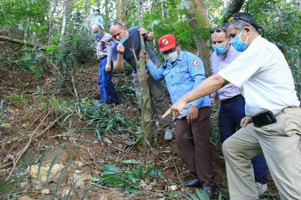 联合国禁止化学武器组织拆除炸弹工作组检查在蒙多基里省发现的化学炸弹。 （图：柬埔寨星洲日报）