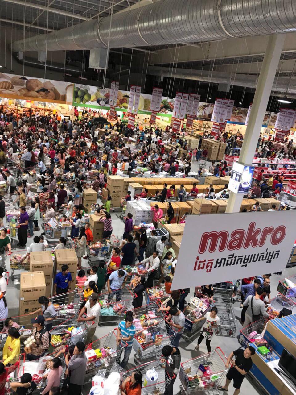 耗资6800万美元的万客隆霸级市场正式开业。