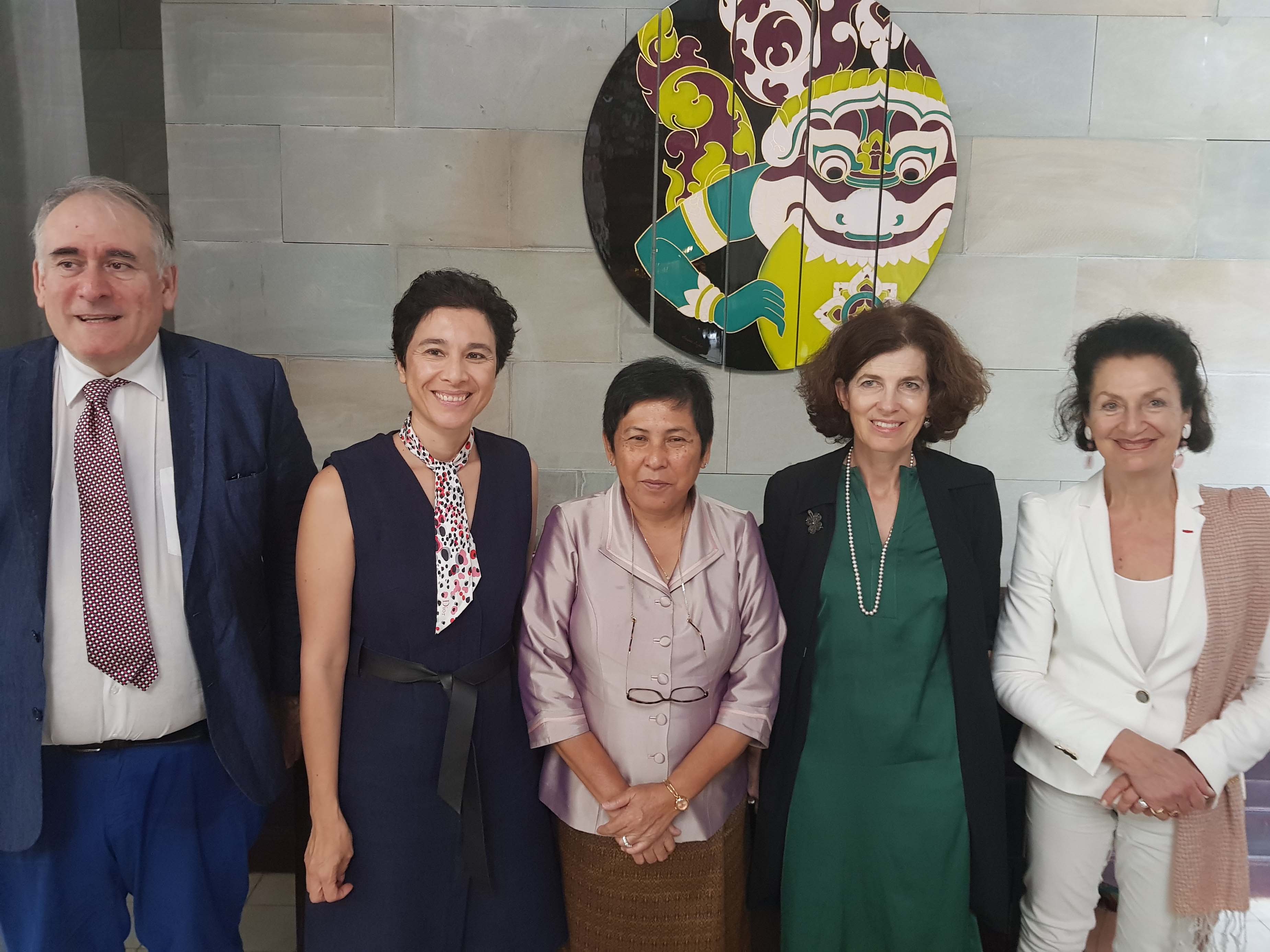 法国文化协会秘书长罗兰丝欧尔（右二）拜会文化艺术部长彭莎格娜（中）。