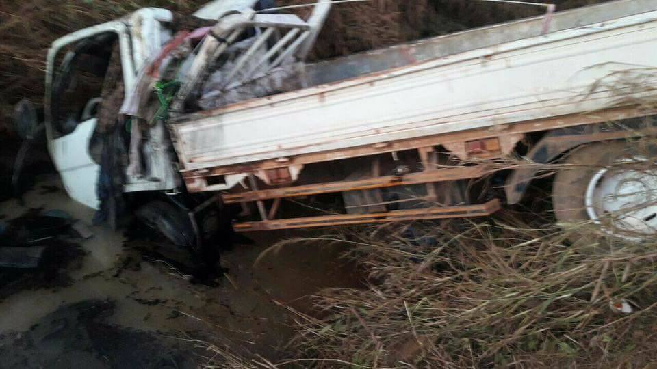 卡车失控冲入水沟。