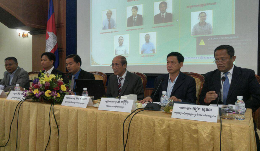 王家研究院于昨天举办圆桌会议，宋杜博士（左二）和另4位主讲人受邀主讲。