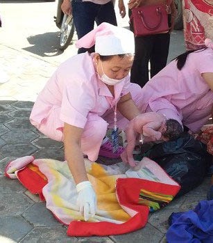 医护人员照顾刚出生的男婴。