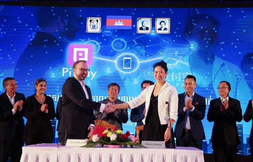 在签约仪式上，Pi Pay执行长汤姆斯波科尼（左）和“支付宝”南亚和东南亚跨境业务总经理黄嘉莉握手祝贺。