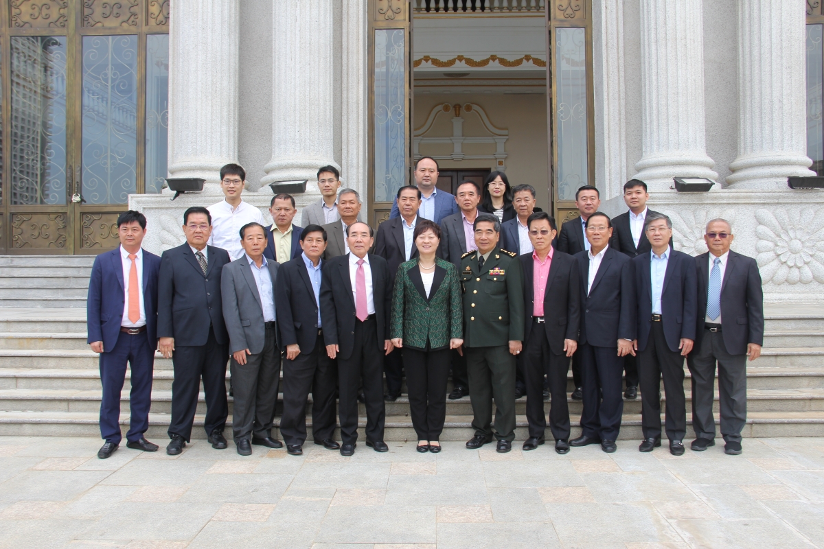 中国侨联代表团造访柬华理事总会。