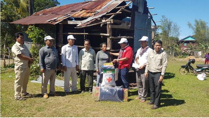 执法人员把援助食品送给受风灾影响的屋主。
