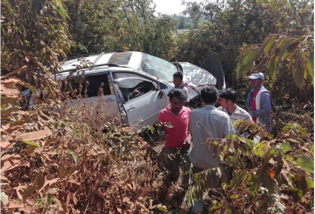 厢型车冲出道路翻覆。