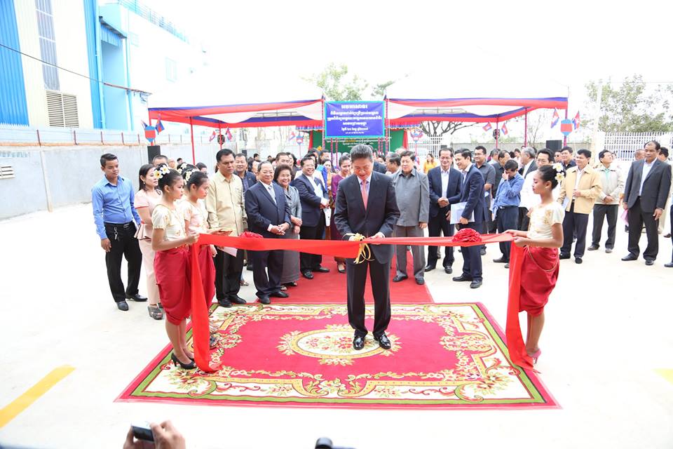 孙占托为车检中心主持开幕剪彩仪式。