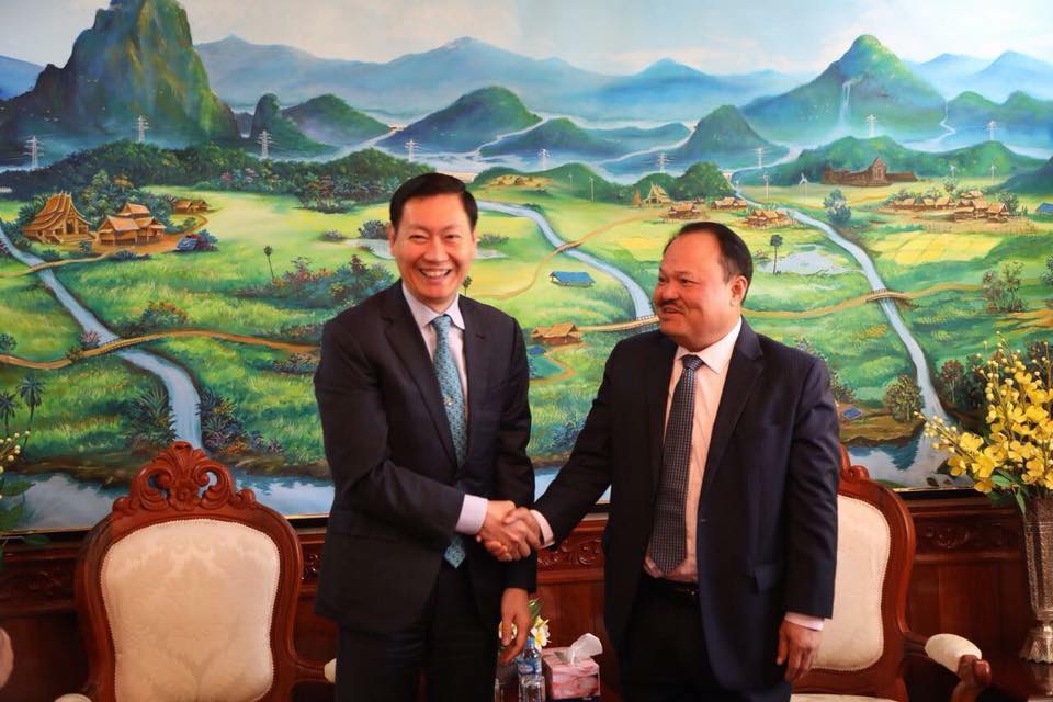 柬埔寨电力公司总经理高洛达那（左）会见老挝电力公司代表。