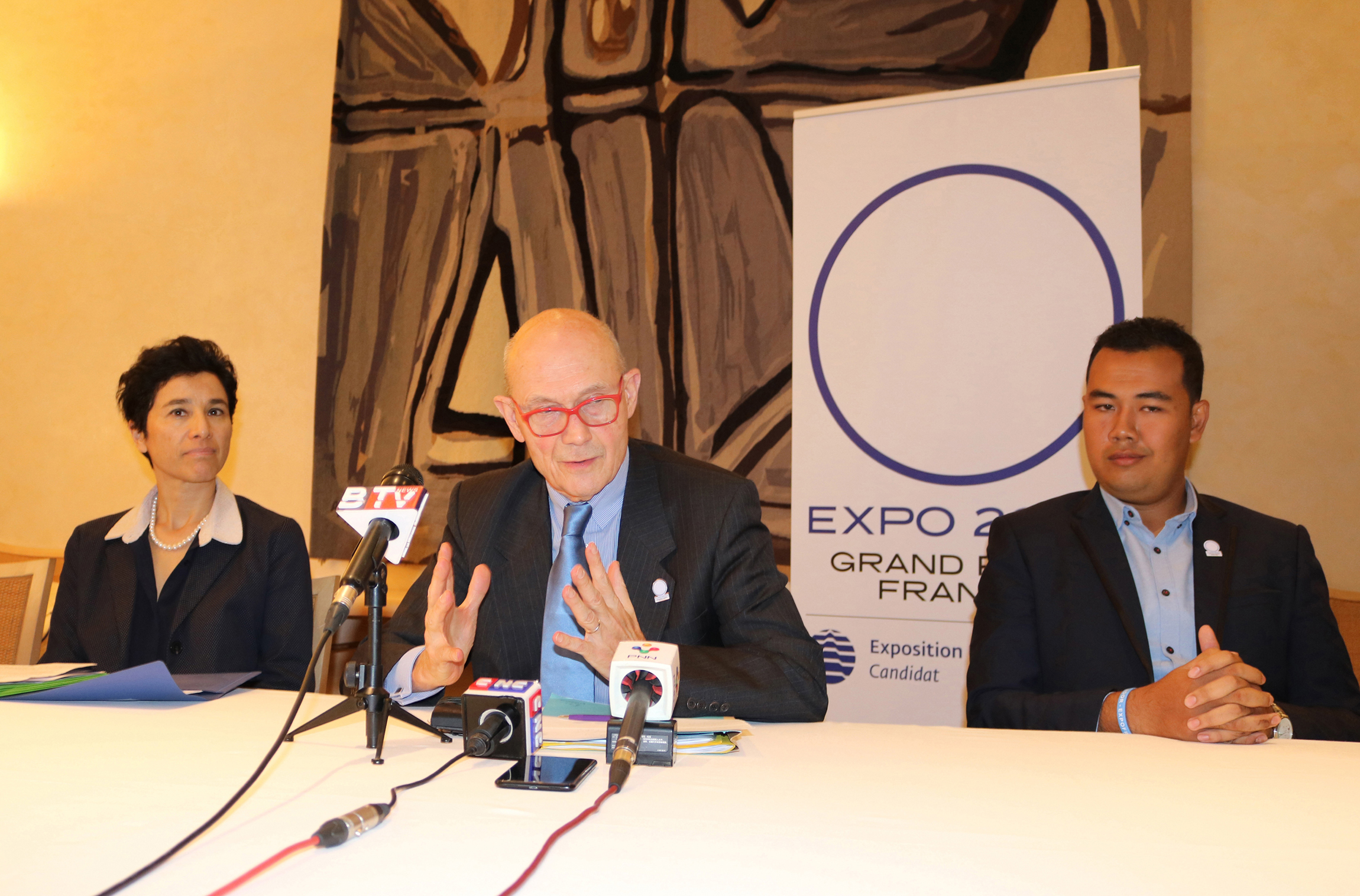 法国申办世博会工作部代表在我国召开记者，以争取我国的支持。