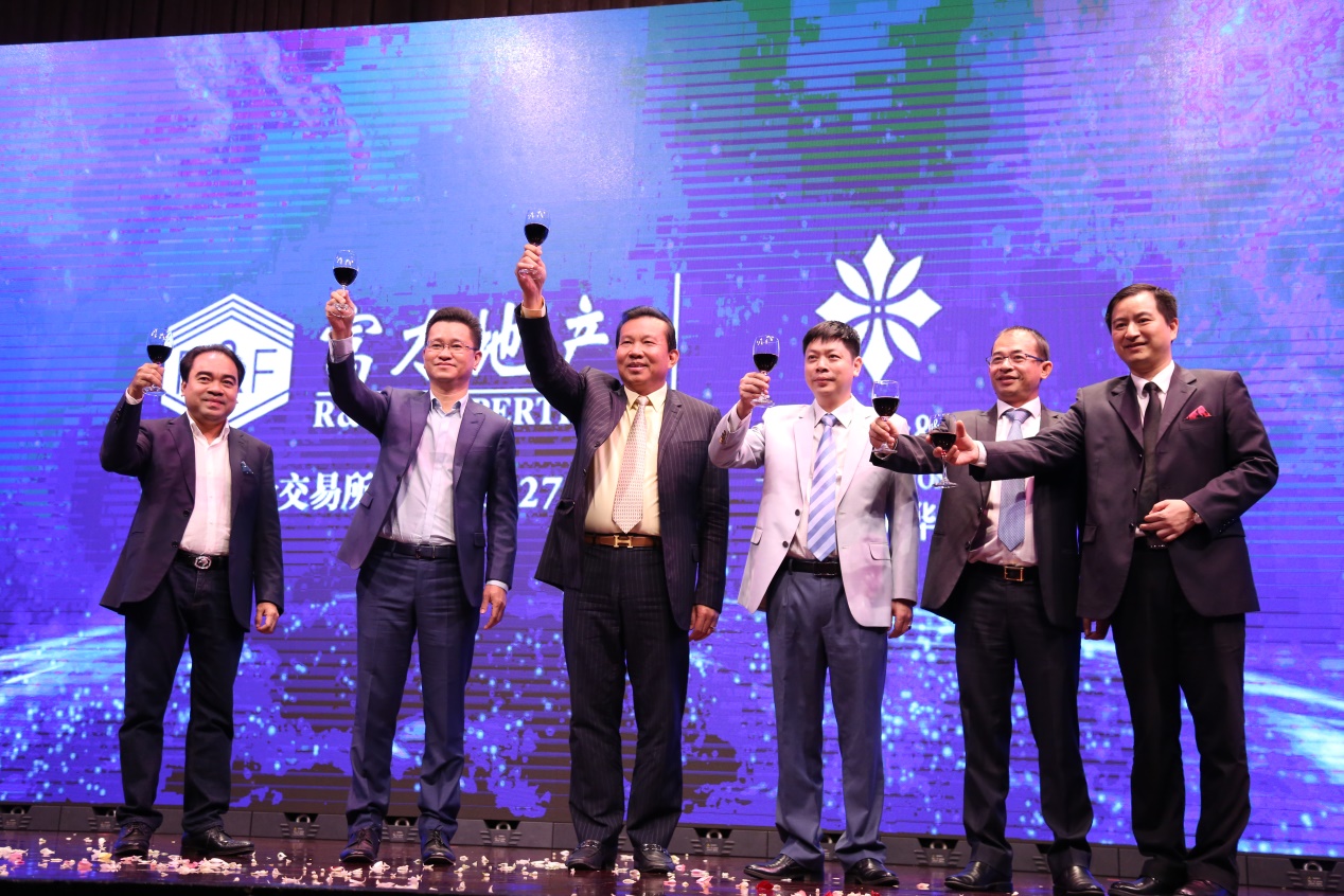 公司领导与嘉宾共庆公司品牌惊艳亮相。