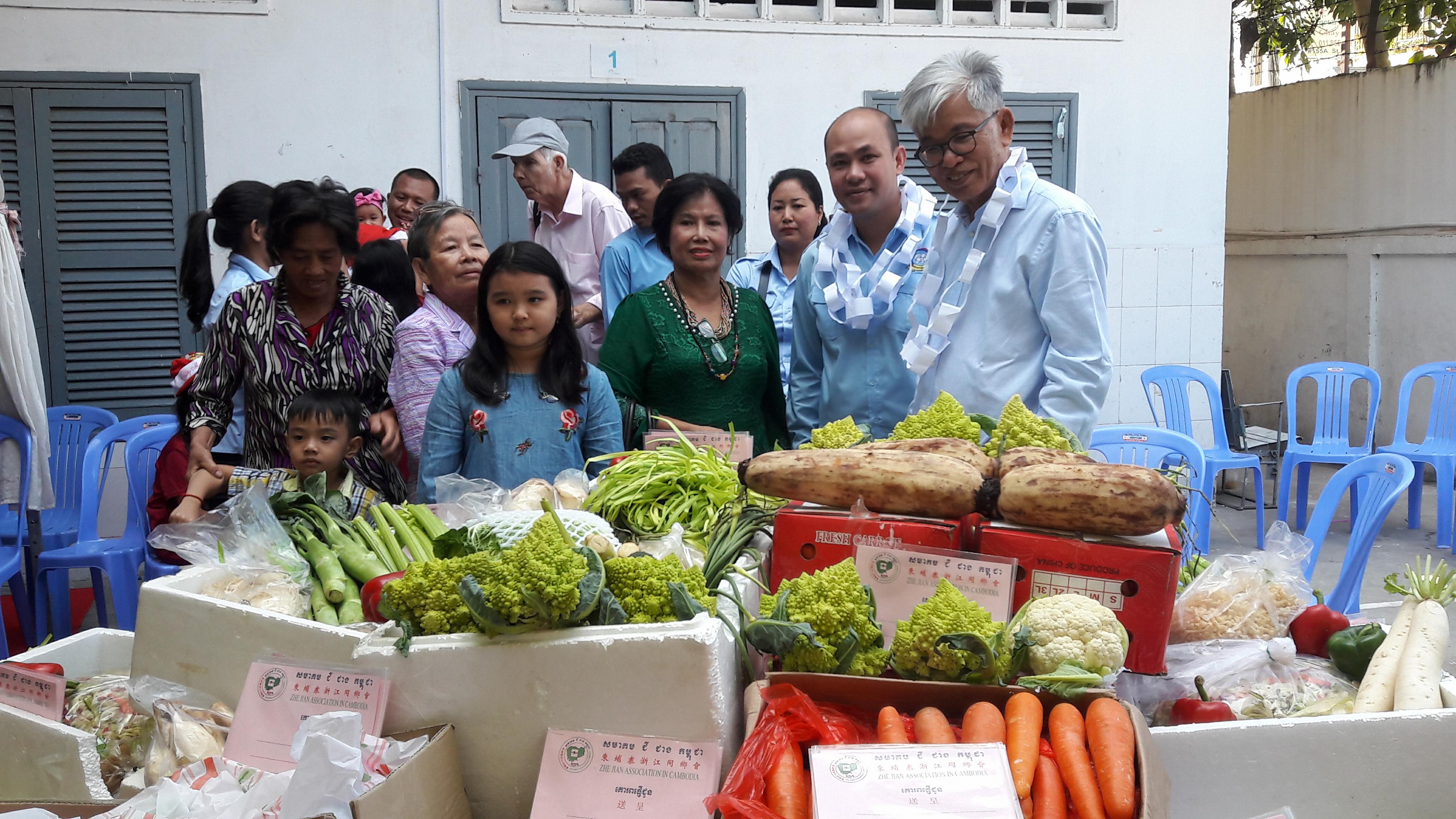 柬埔寨浙江同乡会送来了新鲜蔬菜。 （图：柬埔寨星洲日报）