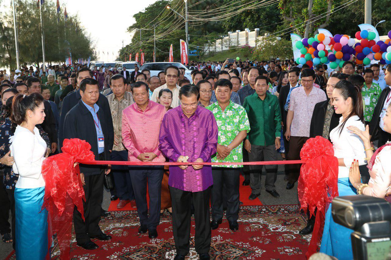 洪森总理在白马省为第六届海洋节开幕式剪彩。 （图：柬埔寨星洲日报）