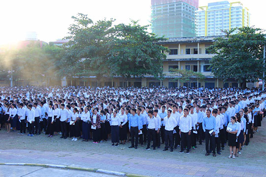 考生参加军官选拔考试。 （图：柬埔寨星洲日报）