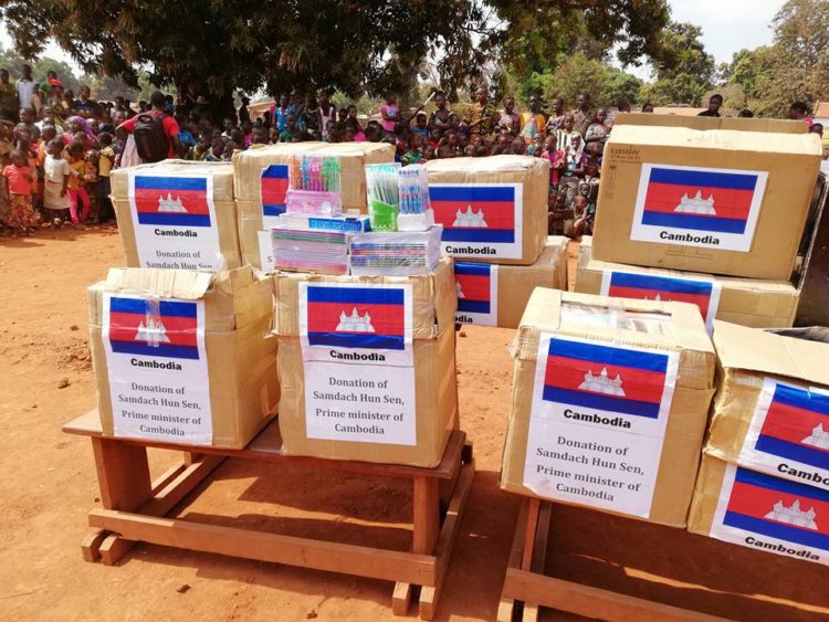 学生获得洪森总理赞助的救济物资。 （图：柬埔寨星洲日报）
