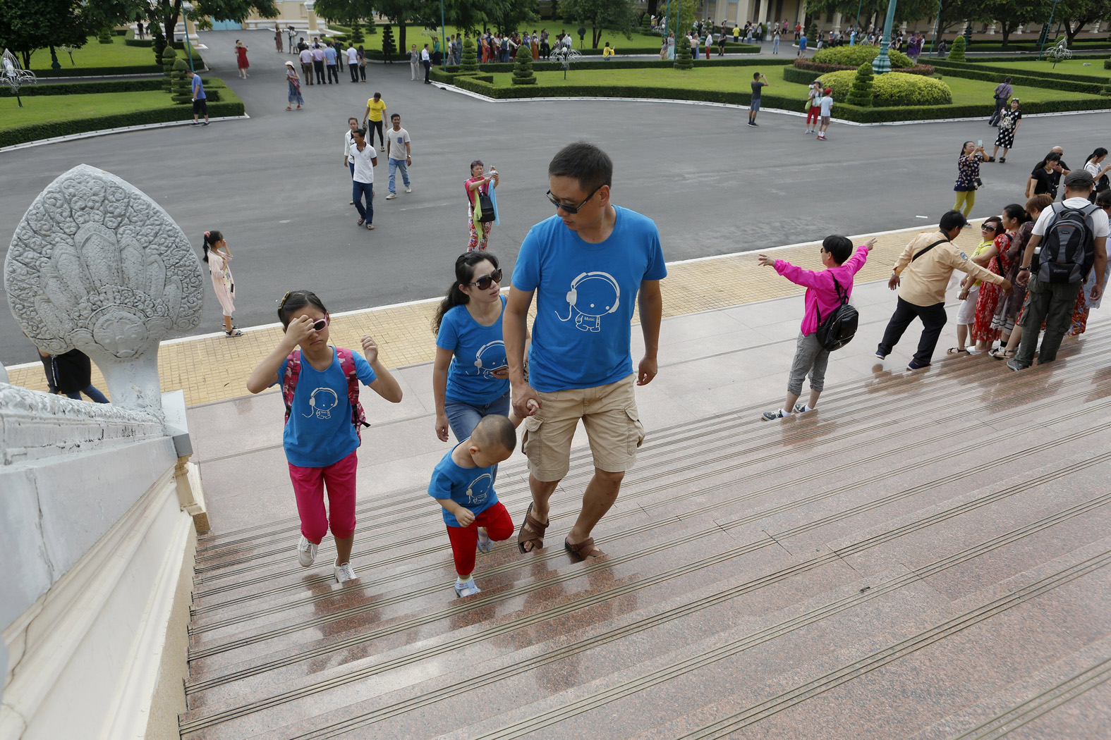 今年是东盟成立50周年，也是中国—东盟旅游合作年。 图为游客参观金边市王宫。