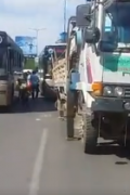 直播：公交车撞上三轮车
