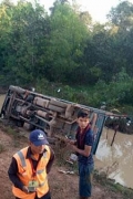 巴域县公路运输工人卡车出事故导致人们工人掉进排水沟受重伤 ...
