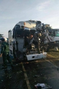 巴士睡眠驾驶撞上货车 司机惨死