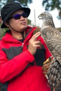 洪健勋爵赞助一百万柬币到出事的交警为一些资助