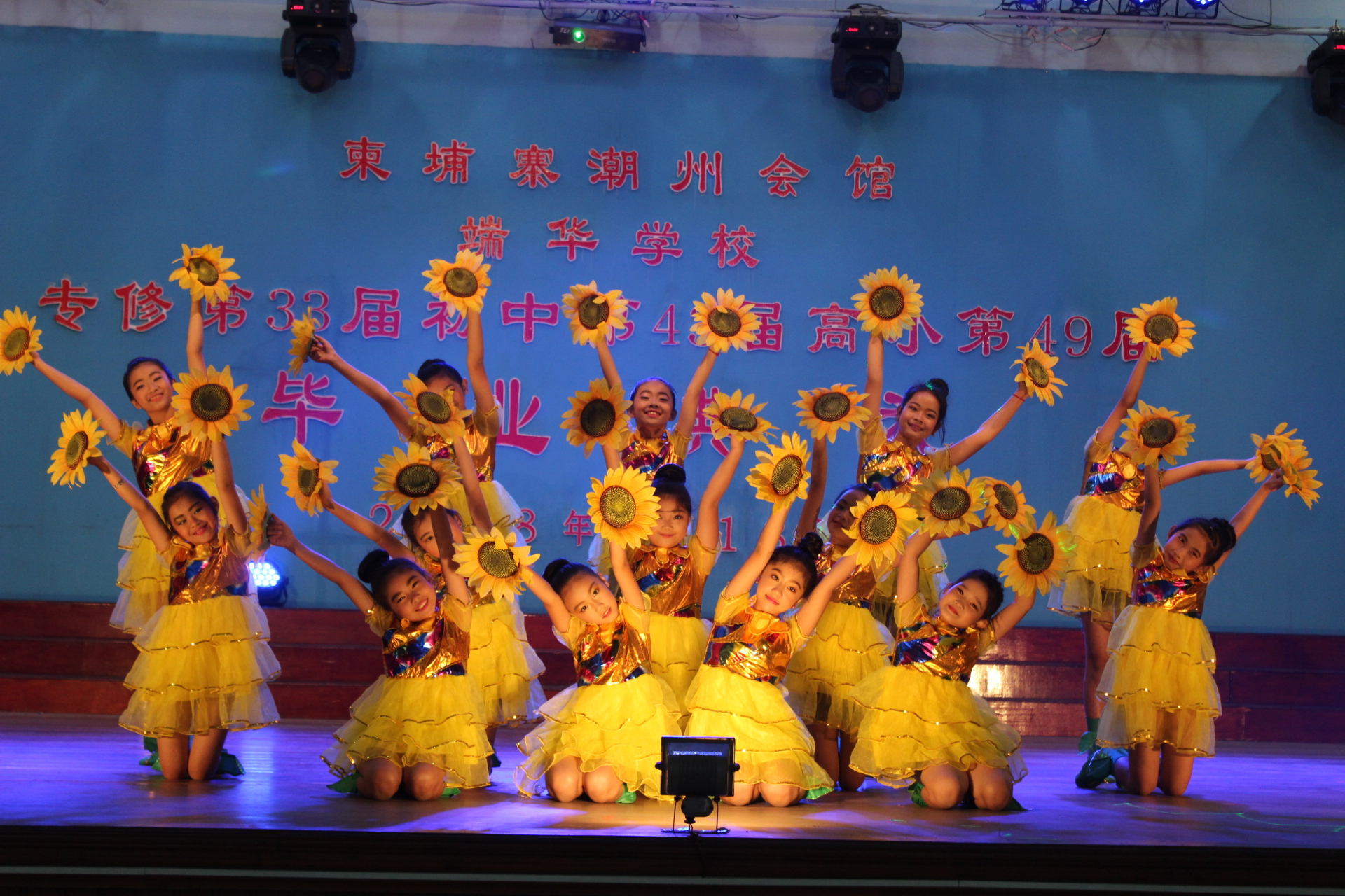 典礼仪式上，学生们展现了精彩的表演。 （图：柬埔寨星洲日报）