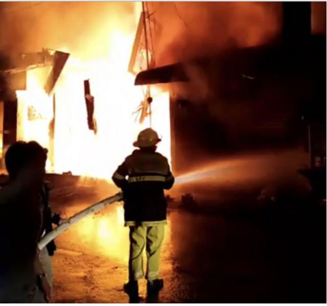 图消防员在喷水灭火。