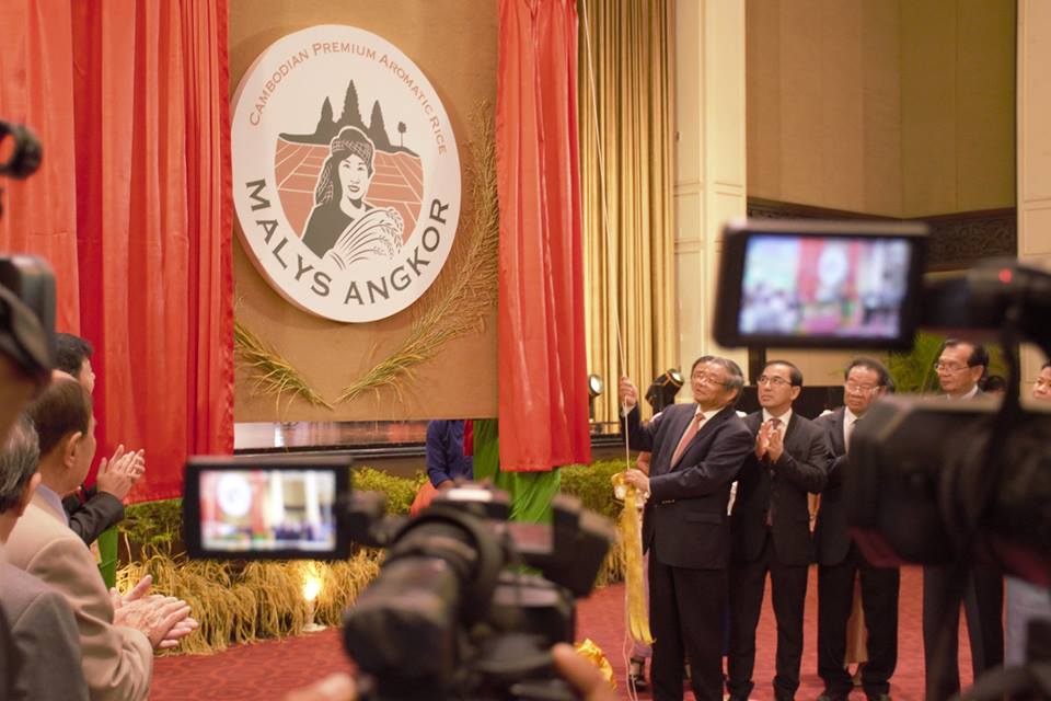 副总理兼农业与乡村发展理事会主席任财利和多名部长共同为“Malys Angkor”商标主持推介仪式。