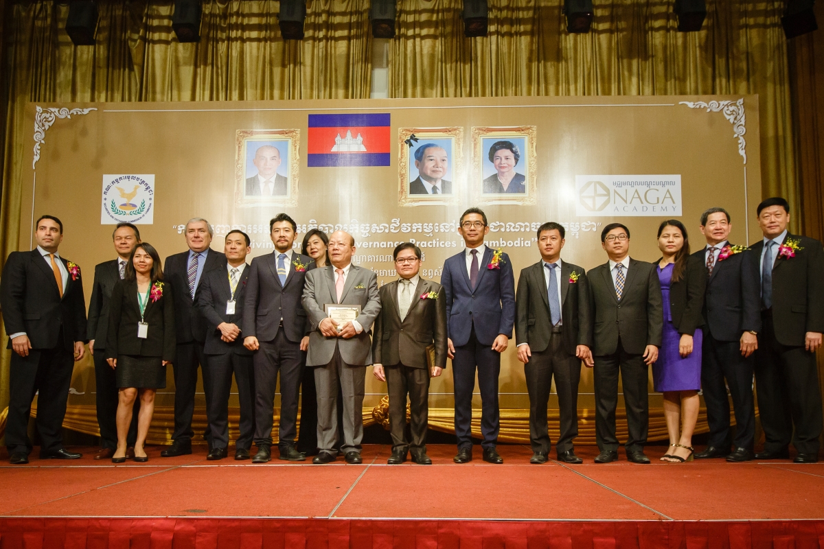 出席“在柬埔寨成功实践企业治理”的贵宾和讲师们，在金界大宴会厅来张全体合照。