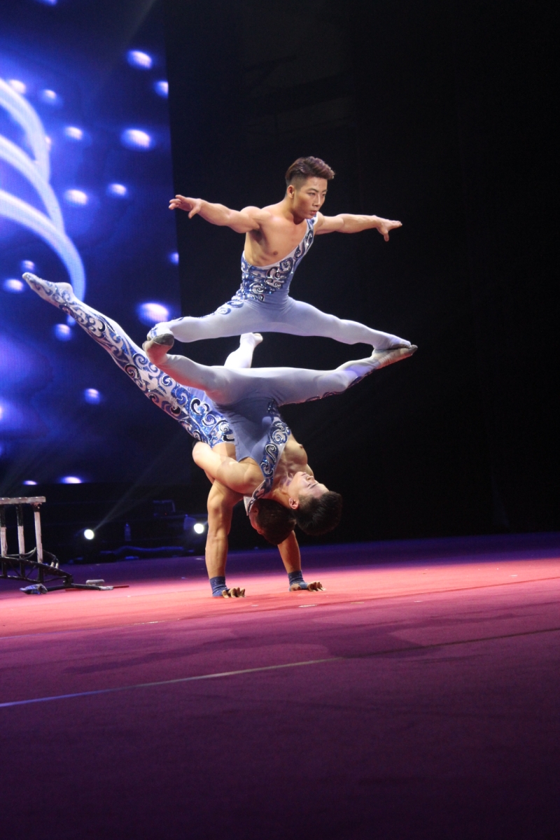 “亲情中华、欢聚金边”大型文艺晚会于前天晚上在钻石岛歌剧院隆重举行。