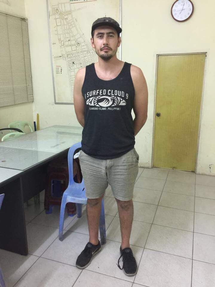 英国籍男子昨日被押往法庭接受询问。