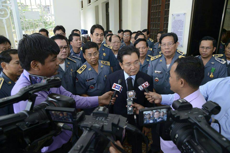 海关总监坤任接受媒体采访。