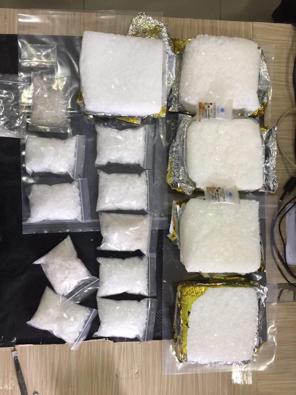 执法人员展示查获的毒品。