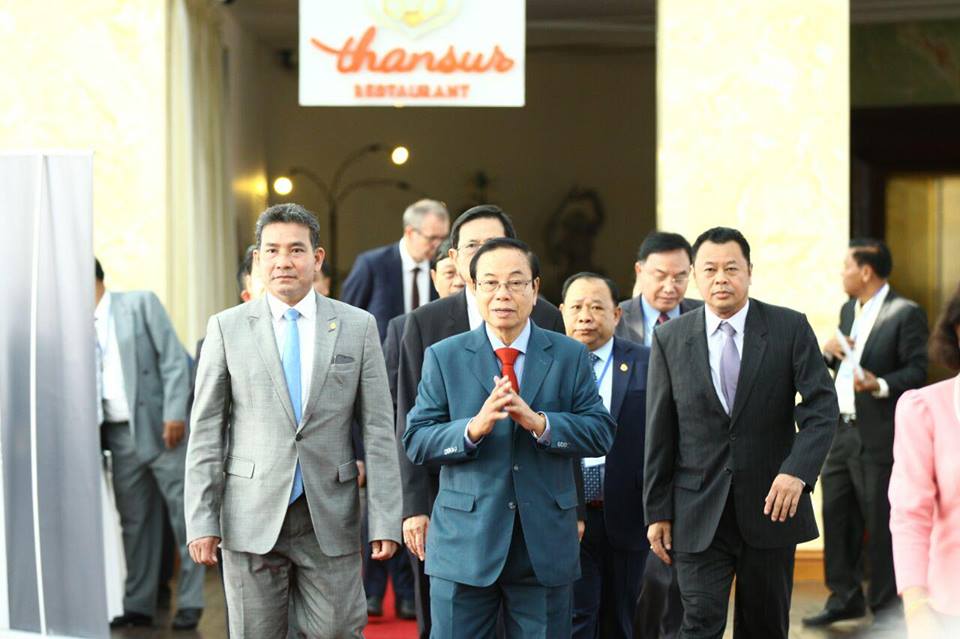 副总理兼代内阁事务部长本成（中）出席民航秘书处工作总结会议，左为国务秘书毛哈万纳。 （图：柬埔寨星洲日报）