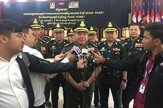 周彼伦总局长接受媒体记者采访。 （图：柬埔寨星洲日报）