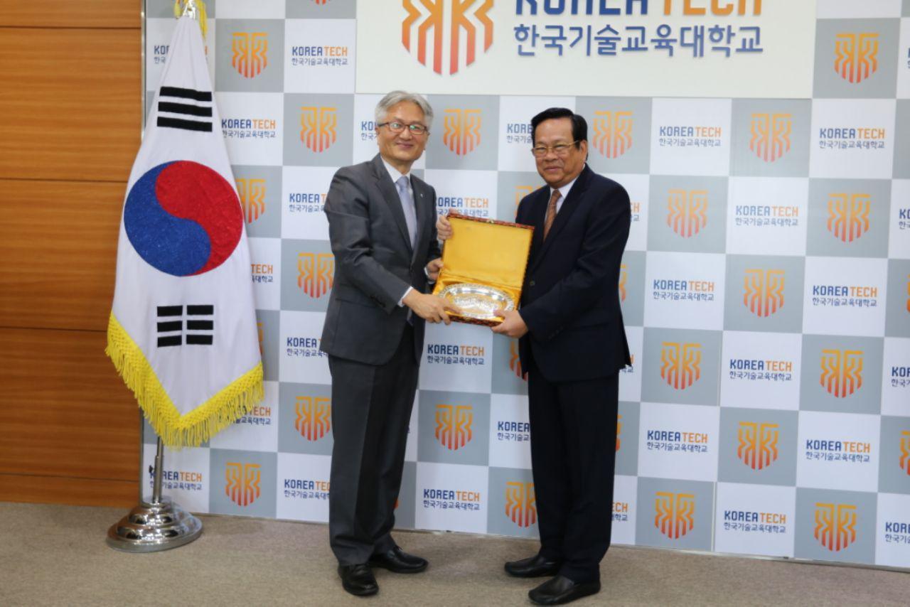 å³å·¥é¨é¿æ¯æ£®å´ä¸é©å½ç§æåæè²å¤§å­¦ä»£è¡¨äº¤æ¢çºªå¿µåã ï¼å¾ï¼æ¬åå¯¨ææ´²æ¥æ¥ï¼