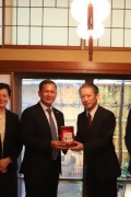 洪玛内博士会见日本外务省东南亚及西南亚参事官泷崎成树（Shigeki Takizaki） ...