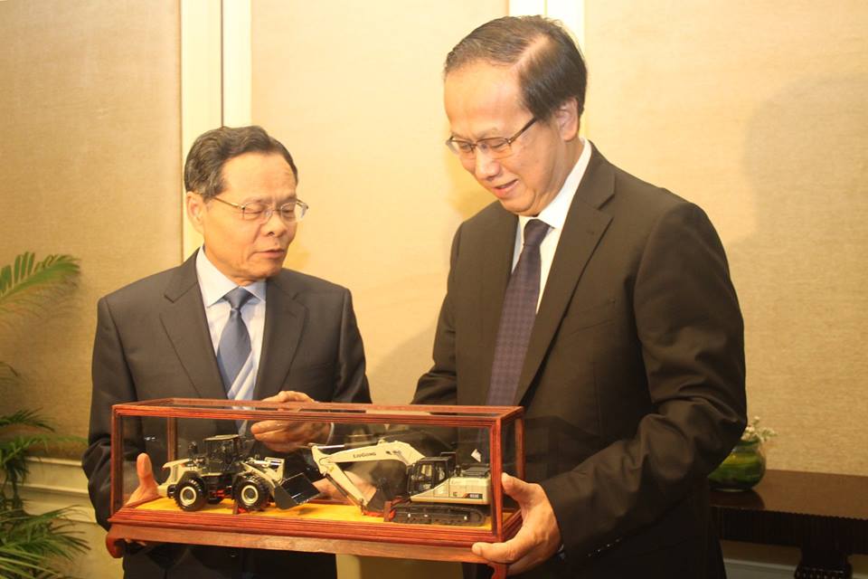 åä¸é¨é¿ç­èæè¨ä¸ä¸­å½å¹¿è¥¿å£®æèªæ²»åºä¸»å¸­éæ­¦äº¤æ¢çºªå¿µåã ï¼å¾ï¼æ¬åå¯¨ææ´²æ¥æ¥ï¼