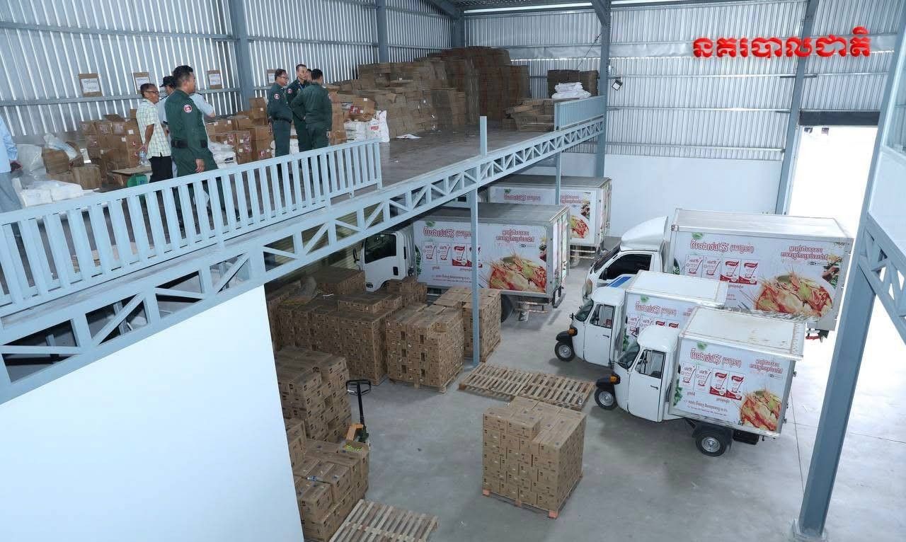 金边警方查获假冒“Chef 55”调味品加工窝点