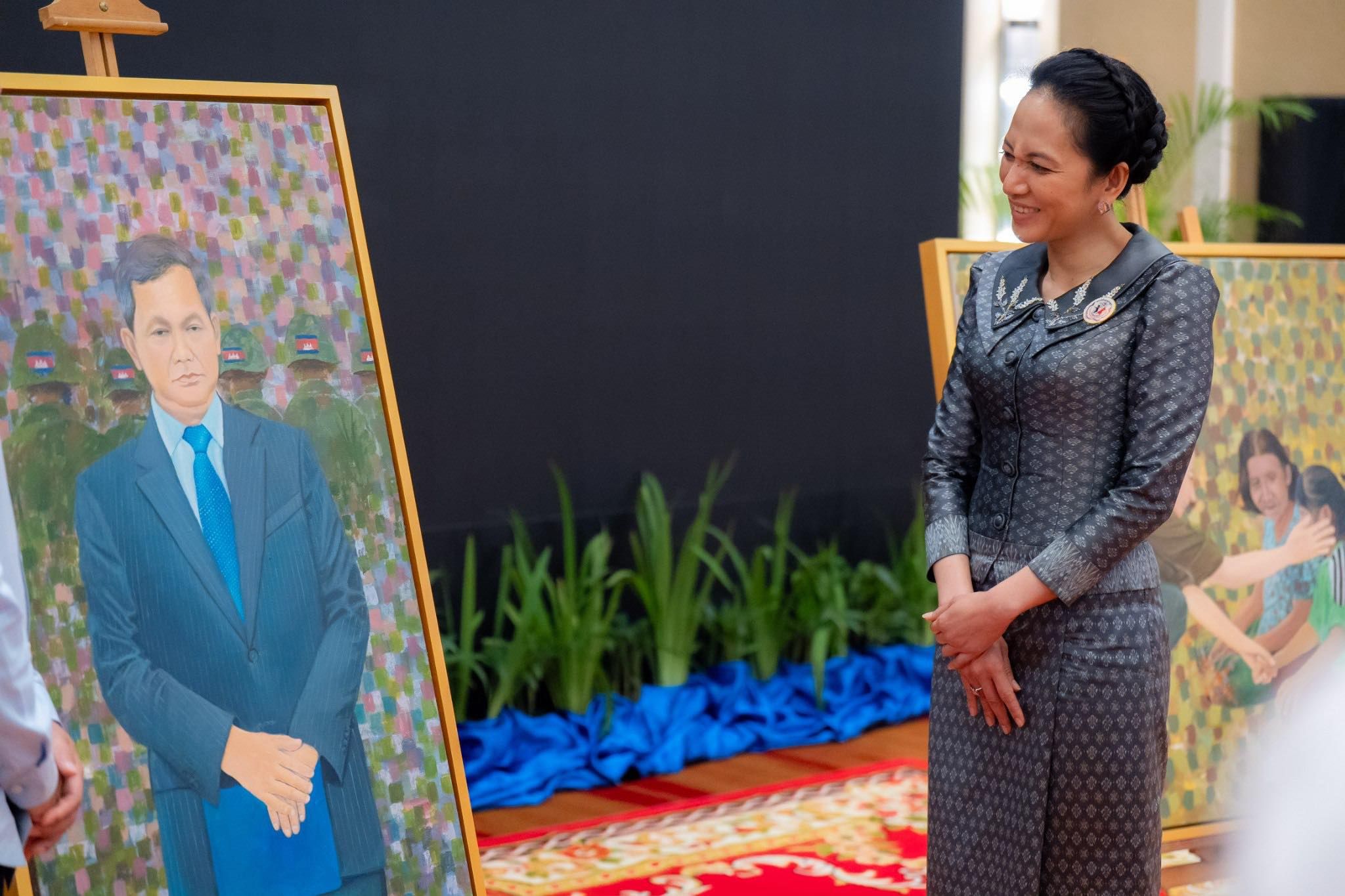 洪玛奈首相获赠画作，称其象征“民族团结精神”
