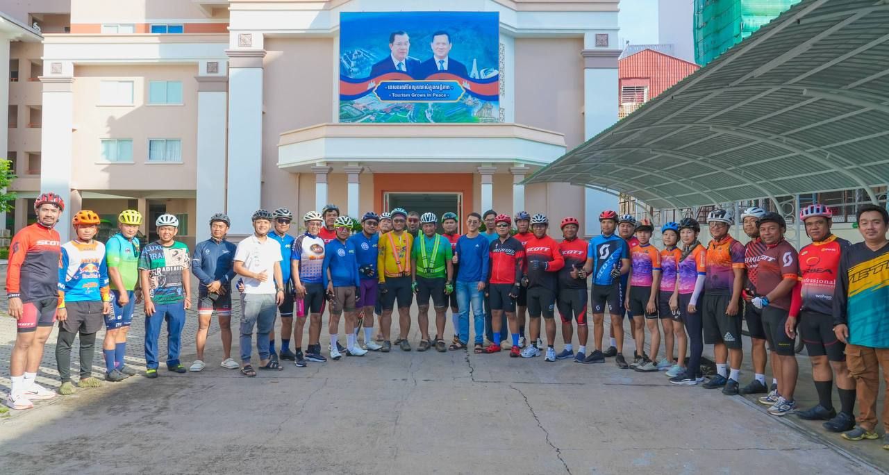 75名自行车手骑行1千公里穿越洞里萨湖周边省份