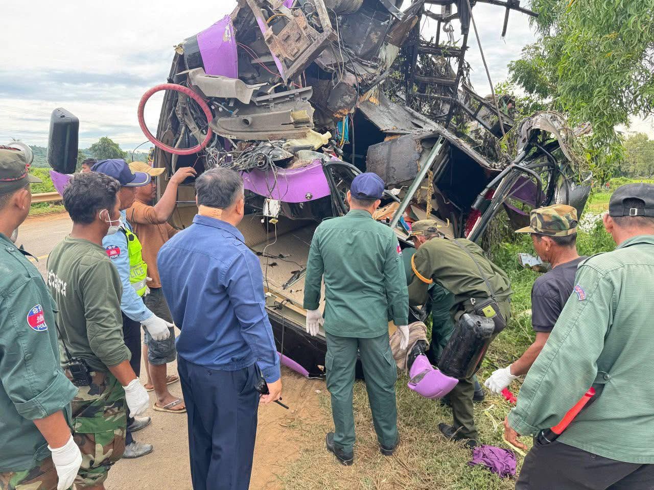 快讯！柬埔寨一大巴失控冲进河里，致24人受伤及13人死亡！