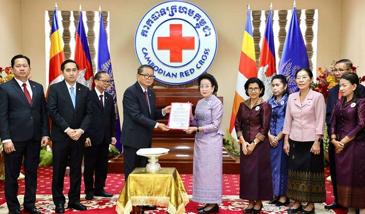 柬埔寨国母捐赠10万美元援助泰国边境流离失所的家庭