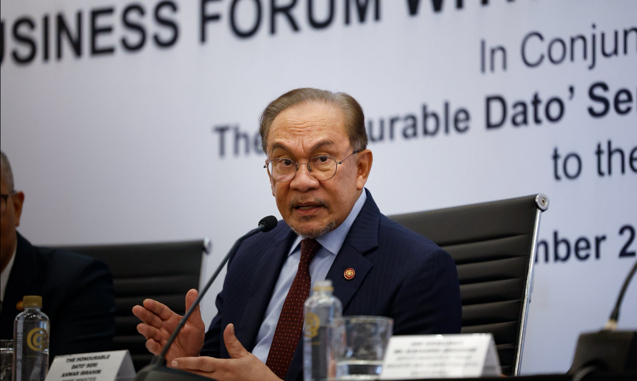 马首相安华强调在柬泰边境冲突中保持中立