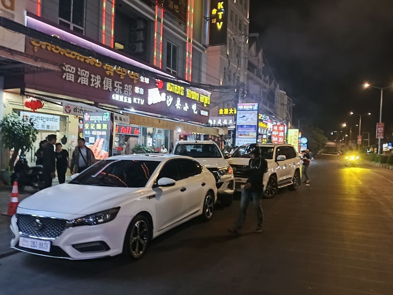 金边一中国人开车连撞2辆汽车！