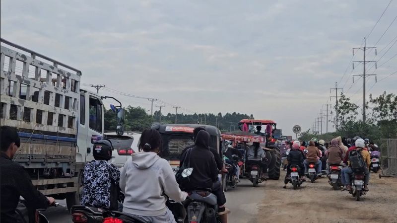 多图丨边境局势紧张：柬埔寨居民紧急撤离 5号公路严重堵塞