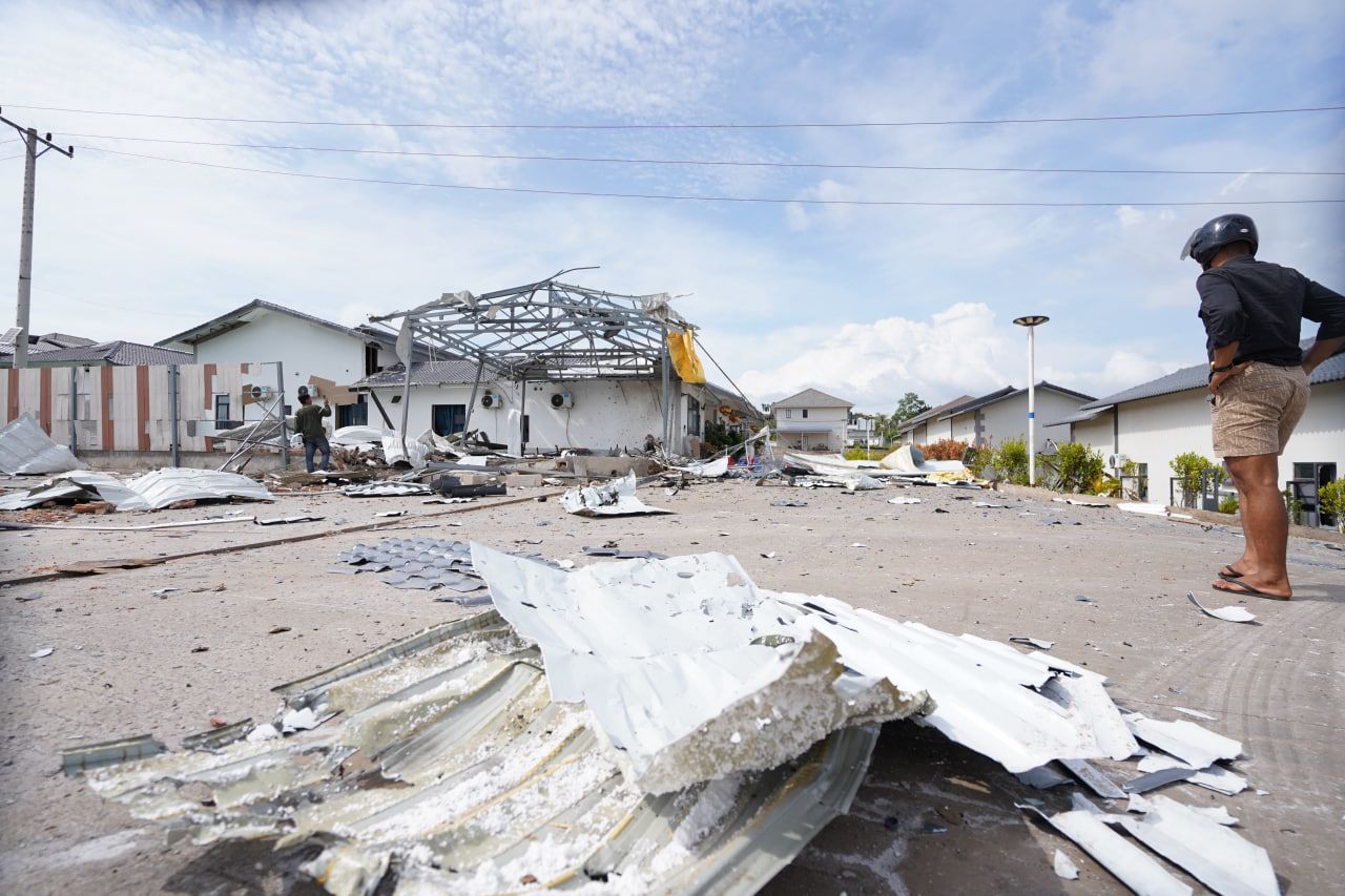 柬媒深入菩萨省特莫达乡，拍摄被泰军破坏的建筑